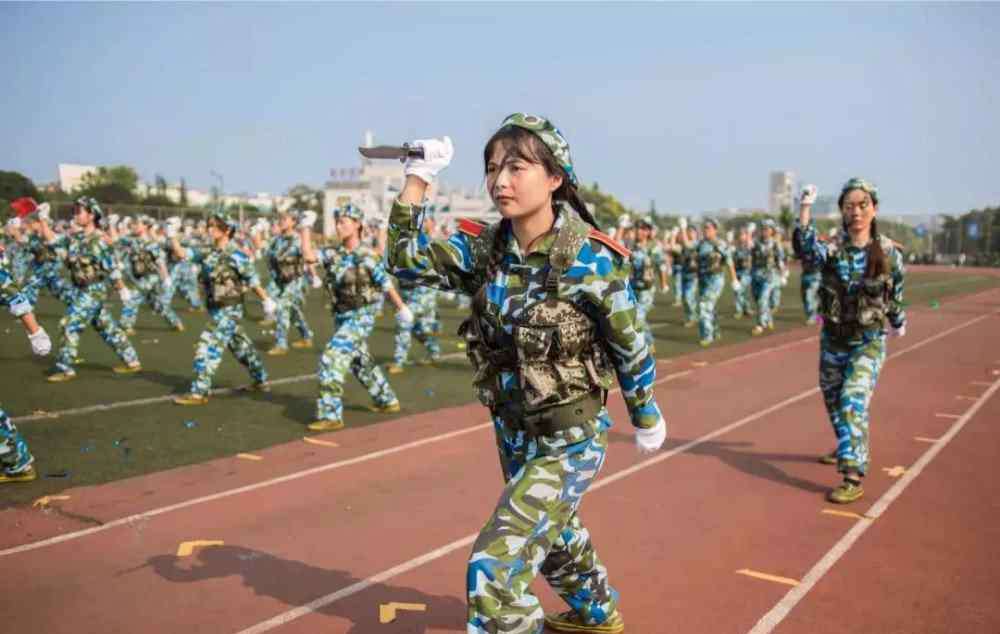 成都东软信息技术学院 饱眼福了，四川28所高校军训现场照曝光，小哥哥小姐姐亮了