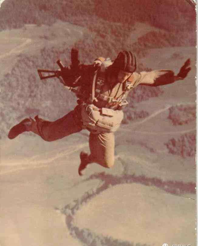 伞兵战车 空降兵有多危险？俄空降战车摔成铁饼，美士兵挂在敌军枪口下装死