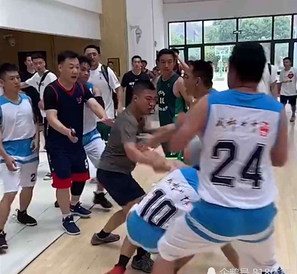 成都七中初中 全武行！成都七中初中学校队围殴3裁判，事后拒不道歉：比赛不参加了