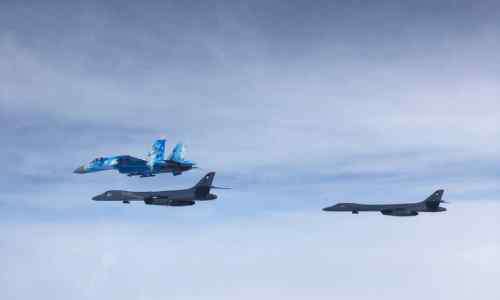 米格27 乌克兰苏-27和米格-29伴飞飞越乌的美军B-1B（新浪）