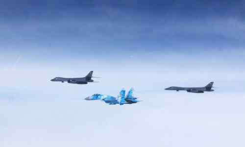 米格27 乌克兰苏-27和米格-29伴飞飞越乌的美军B-1B（新浪）