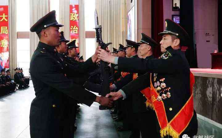 吴志辉 10位一等功臣为新兵授枪，这个特战旅“沸腾”了！