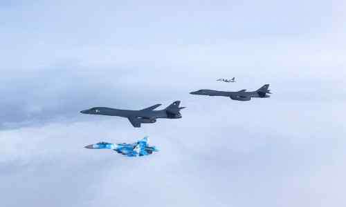 米格27 乌克兰苏-27和米格-29伴飞飞越乌的美军B-1B（新浪）