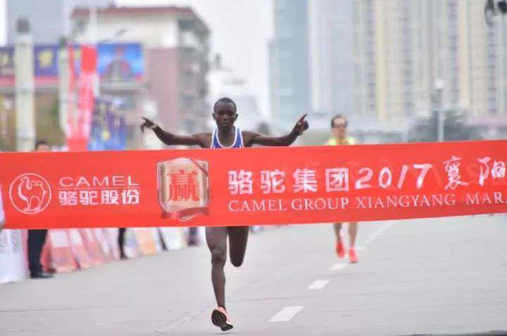 彩宝网 2017襄阳马拉松赛鸣枪开跑