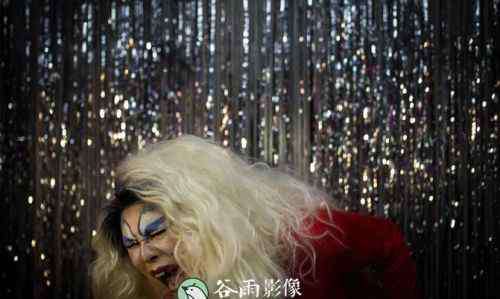 变装皇后 上海变装皇后：走进夜色酒吧的他们，才是真的自己 | 谷雨影像