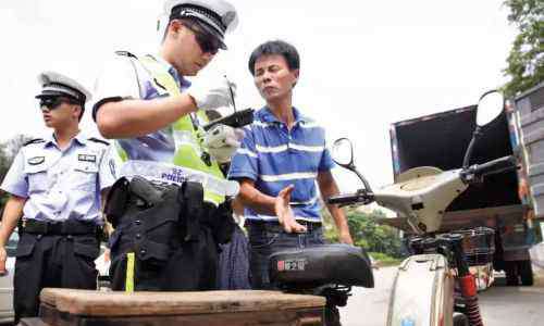 交警配枪 中国交警开始配发专用92G手枪，看看哪个无名小卒还敢猖狂？