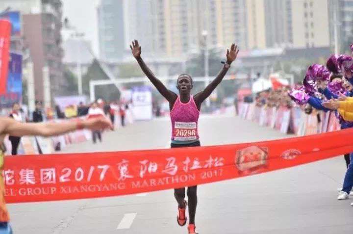 彩宝网 2017襄阳马拉松赛鸣枪开跑