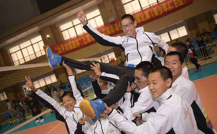 批小将 上海男排十四冠的霸气在这批小将的身上延续，市运会比赛把少帅沈琼也吸引来了！