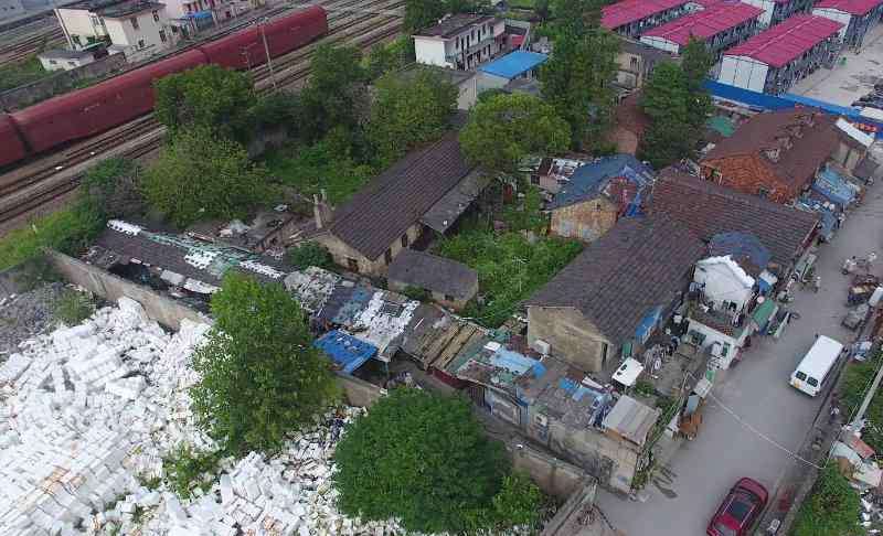 镇越铁路 铁路旁脏乱差的“城中村”终于消失了，这个镇如何做到？