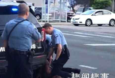 锁喉 令人绝望!男子被警察锁喉7分钟身亡 生前哀嚎一句话令人绝望