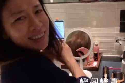 陈早茵 近日,香港女星佘诗曼躲在卫生间练普通话,这一幕被经纪人偷拍,意外暴露真实素颜