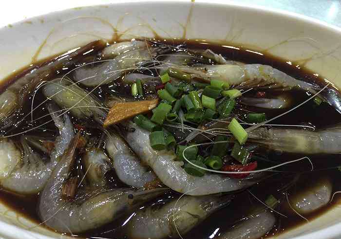 刀鱼馄饨 你们说刀鱼太贵，他们正在芦潮港码头边吃“刀鱼馄饨”
