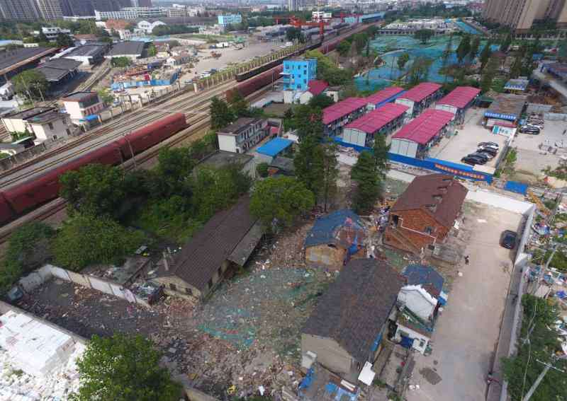 镇越铁路 铁路旁脏乱差的“城中村”终于消失了，这个镇如何做到？