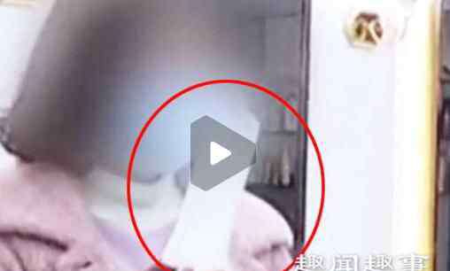 无意走光 女子花1500多元烫头发 无意瞟了眼药水瓶当场吓懵内幕曝光吓尿了