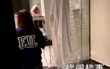 陈早茵 近日,香港女星佘诗曼躲在卫生间练普通话,这一幕被经纪人偷拍,意外暴露真实素颜