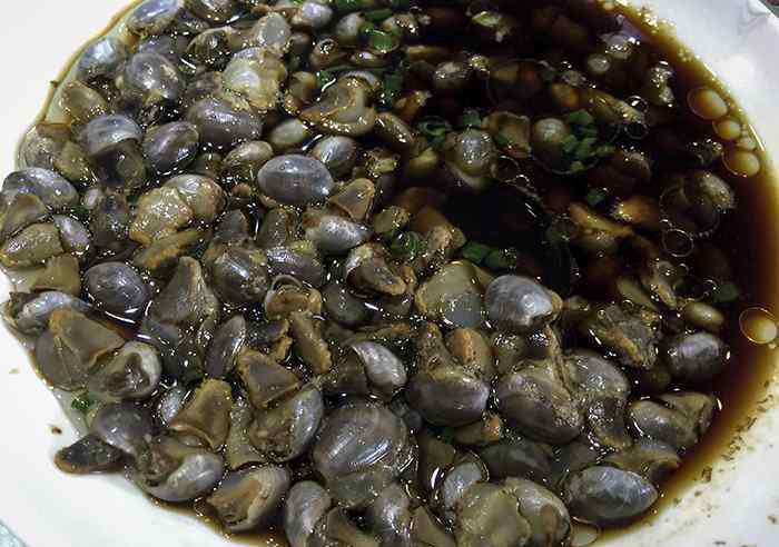 刀鱼馄饨 你们说刀鱼太贵，他们正在芦潮港码头边吃“刀鱼馄饨”