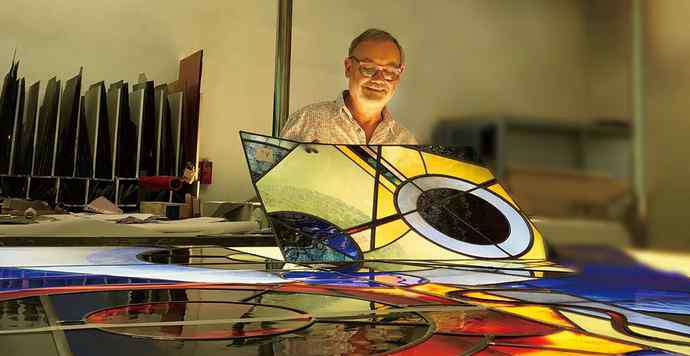 镶嵌玻璃 世界最大彩色镶嵌玻璃创作者，这次他在上海“解放”了自己