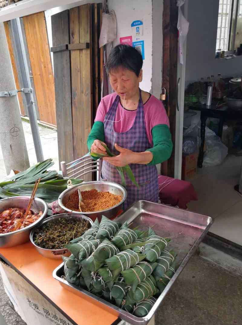 朱家角阿婆粽 上海最地道粽子就藏在这些古镇里，端午节前每天销售上万只，阿婆从5点包到晚上12点