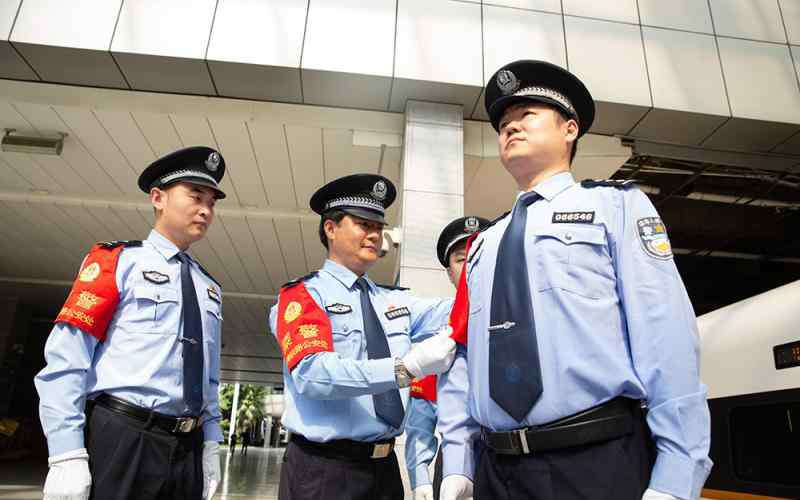 红袖标 全国执勤乘警统一佩戴新标志：铁路出行遇上困难，认准这个“红袖标”