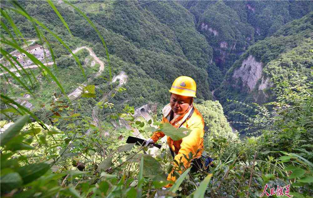 宜万铁路地图 新时代·铁路榜样｜鲁朝忠：离山上的危石近一些，我心里才踏实