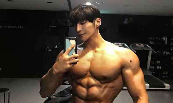 韩国肌肉男 韩国健美肌肉男，长了一张奶油脸，网友很不协调！