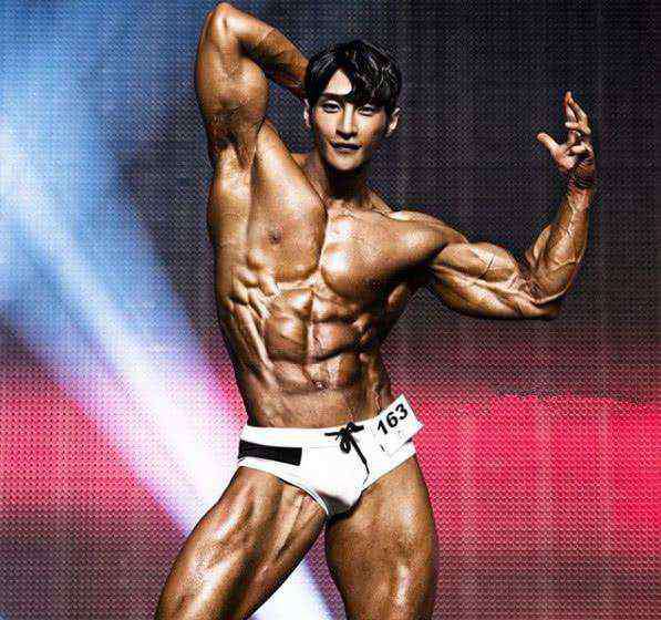 韩国肌肉男 韩国健美肌肉男，长了一张奶油脸，网友很不协调！