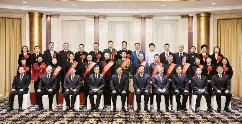 上海治脱发榜样瑞丽诗 他们是上海城市平安英雄！李强一一握手致意，点赞学习榜样