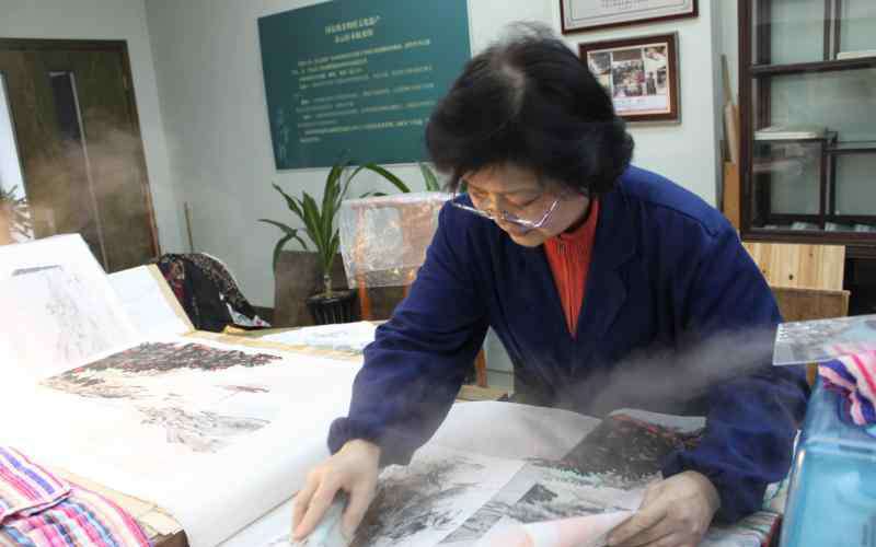 写生蛱蝶图 别人用水印“打码”，他们却用水印“神还原”千年名画，上海这家老字号不得了