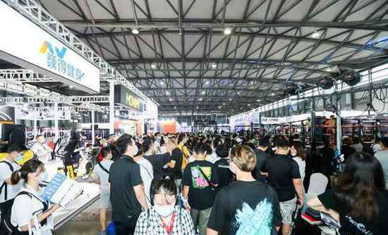 出手不凡 出手不凡：IWF点燃魔都健身狂欢