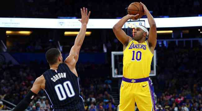 秃然 湖人NBA第1!他俩会秃然的出现,在弧顶的三分线