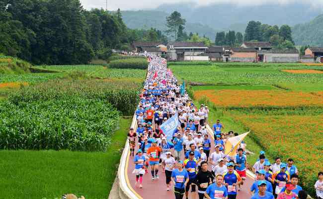 舒玉泰 2019年腾冲美丽乡村花海马拉松在界头鸣枪开跑