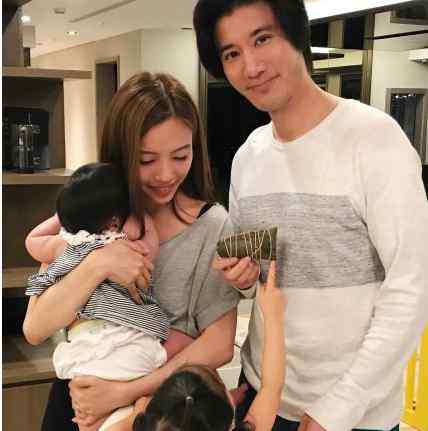王力宏撞脸高晓松 王力宏撞脸高晓松 网友吐槽：一家四口你最丑