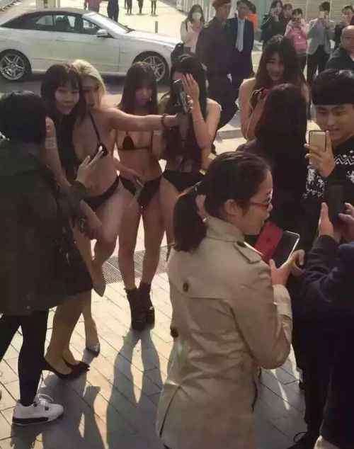 建外soho图片 北京建外SOHO比基尼女子“裸游”现场图片 臀部印二维码