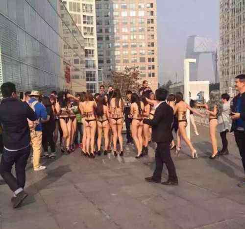 建外soho图片 北京建外SOHO比基尼女子“裸游”现场图片 臀部印二维码