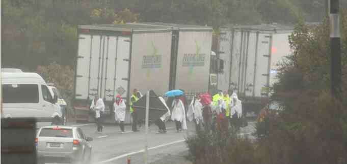 大巴车祸 新西兰一大巴车翻车 已造成包括中国游客在内的6人死亡
