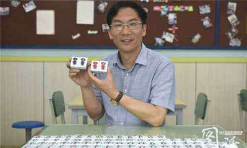 打牌英语 成都一中学校长研发“英语麻将” 揭秘字母牌局怎么玩