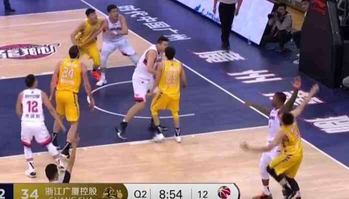 垫脚 CBA再现垫脚动作！广厦太子爷崴脚倒地不起，父亲李春江面色凝重