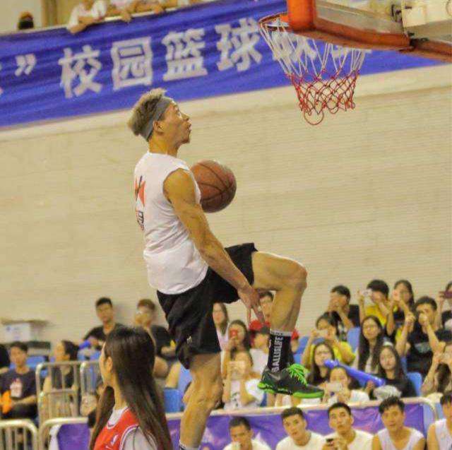 cba扣篮王 民间“扣篮王”陈登星这样的草根球星，打野球一年收入能有多少？