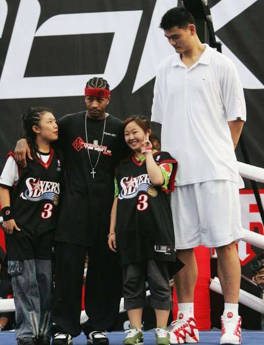 奥尼尔中国行 NBA球星中国行遇女粉丝，奥尼尔“色迷心窍”，杜兰特遭熊抱！