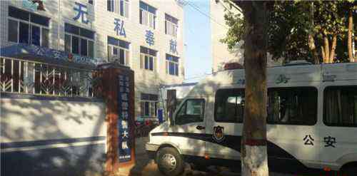 网传警察打女人视频 河北女子“车震”视频现场图曝光 遭警察传上网后自杀