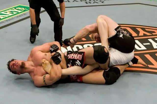 ufc冠军 UFC冠军掰断了格斗传奇的胳膊