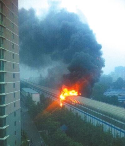 西直门着火 北京13号线地铁轨道高架桥下方仓库起火爆燃视频