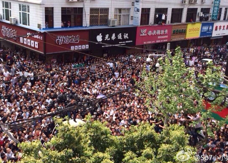 温州苍南5名城管打人遭千人围殴事件现场