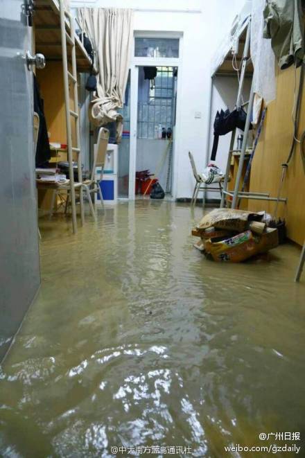 中山大学南方学院遭泥水围困 校内地陷坍塌4