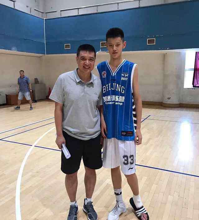 小前锋身高 中国篮坛又出天才小前锋，17岁身高2米06，天赋不输周鹏和孙悦！