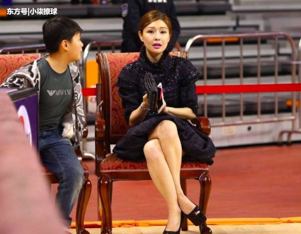 广东宏远老板娘 逆生长！广东宏远老板娘薄纱难掩美背纹身，球迷：难怪球员偷瞄