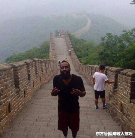 科比扣篮图片 NBA球星登中国长城的照片：科比表演扣篮，年轻库里秀运球