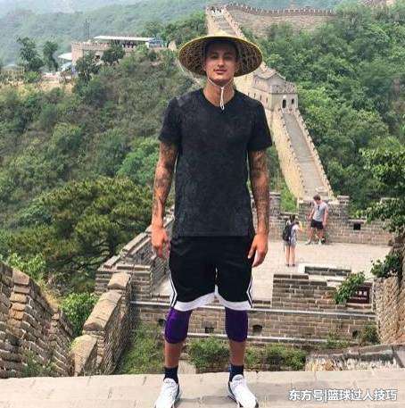 科比扣篮图片 NBA球星登中国长城的照片：科比表演扣篮，年轻库里秀运球