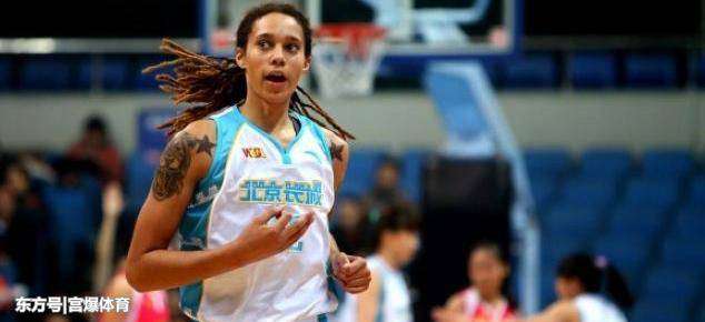 格里娜 女篮赛场也疯狂！WNBA上演大冲突 女魔兽横穿半场追打对方