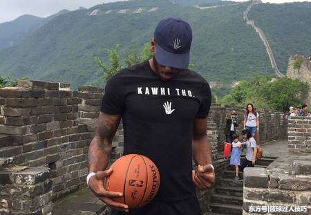 科比扣篮图片 NBA球星登中国长城的照片：科比表演扣篮，年轻库里秀运球